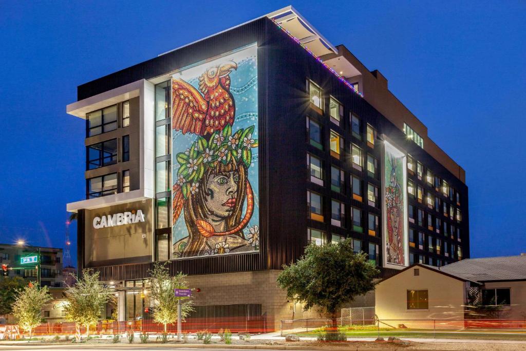 凤凰城Cambria Hotel Downtown Phoenix Convention Center的一面有大壁画的建筑