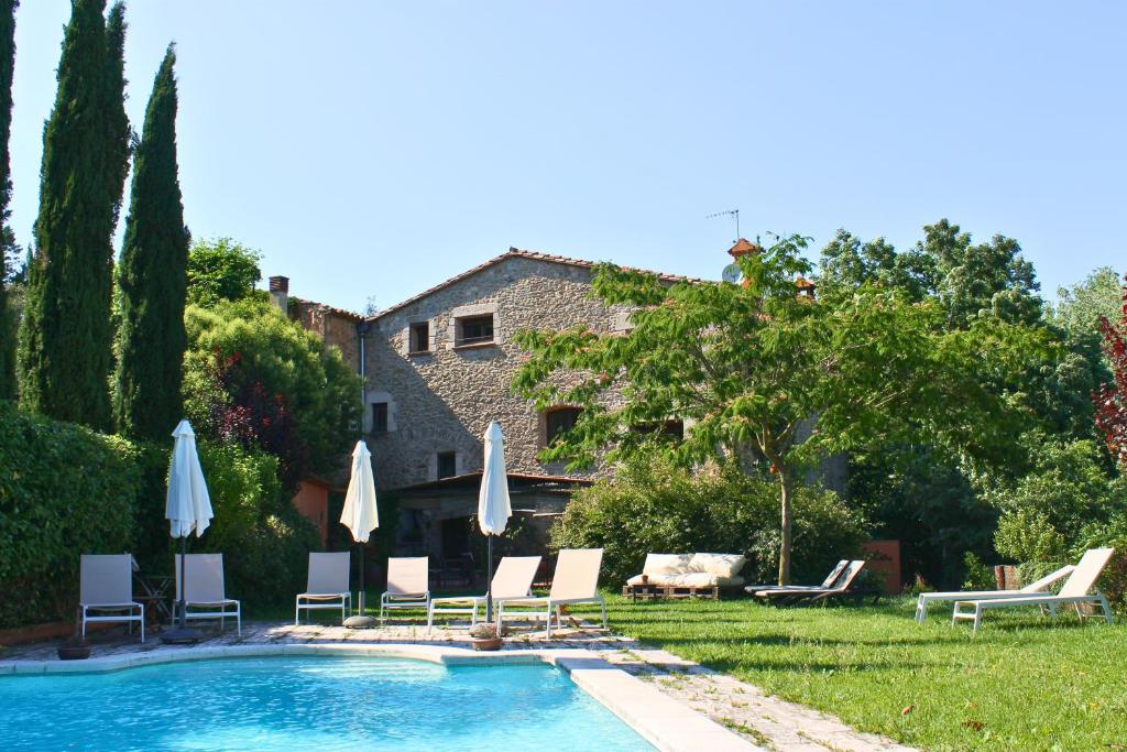 Sant Martí VellLa Lolita ( Adults Only )的房屋旁的游泳池配有椅子和遮阳伞