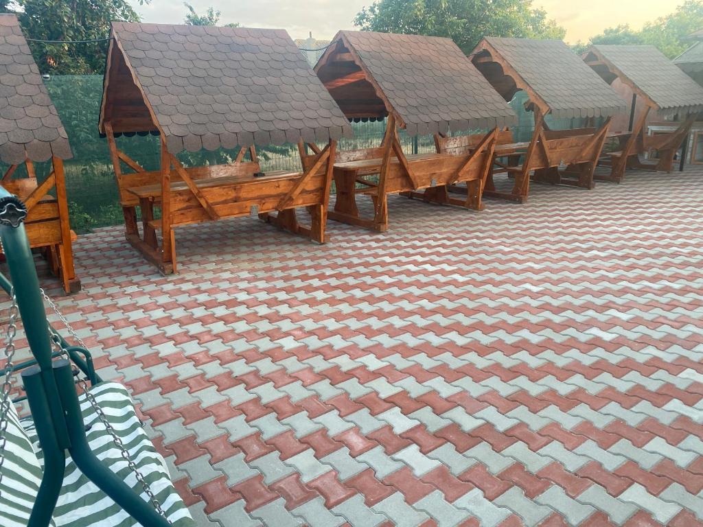 科尔布Casa Laura的地毯上一排带屋顶的木凳