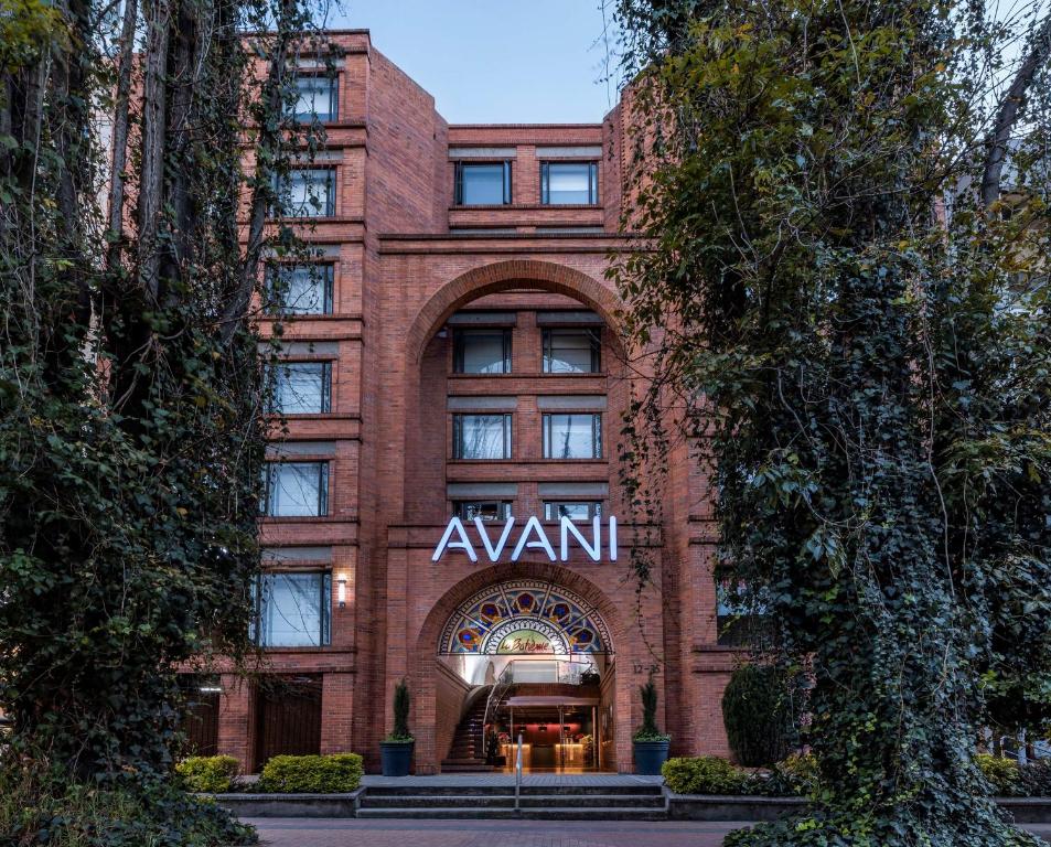 波哥大Avani Royal Zona T Bogotá Hotel (previously NH Bogotá Boheme Royal)的红砖建筑,上面有花旗