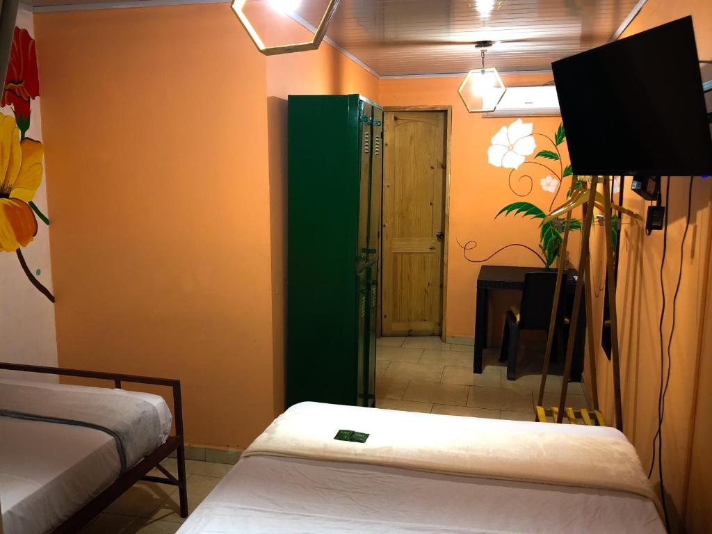 奇特雷Hostal Síndigo的客房设有两张床和一台墙上的电视