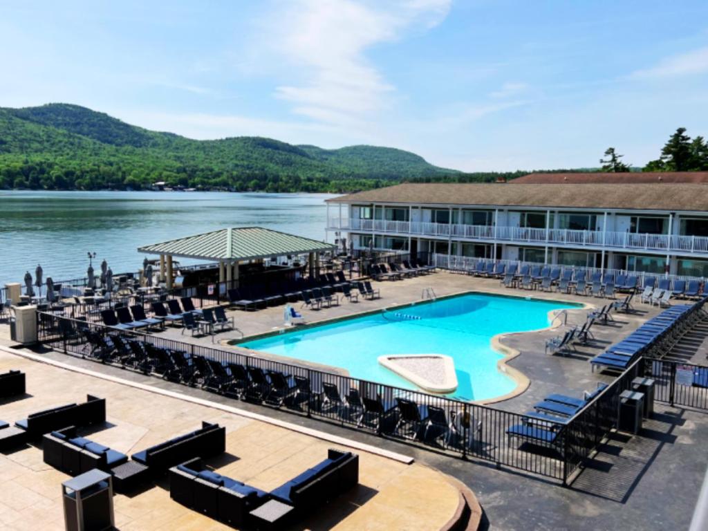 乔治湖格鲁吉亚度假酒店的享有游泳池的景色。