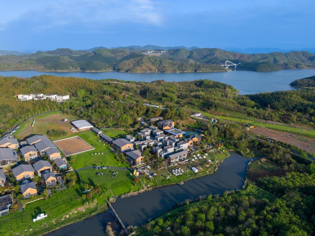 常州溧阳涵田轻奢美宿的享有湖上大房子的空中景色