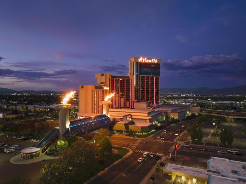 里诺Atlantis Casino Resort Spa的晚上酒店的景色