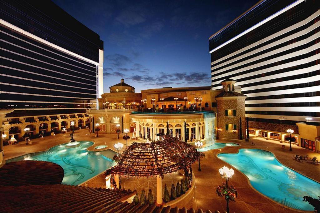 里诺Peppermill Resort Spa Casino的一座大型建筑,前面设有一个大型游泳池