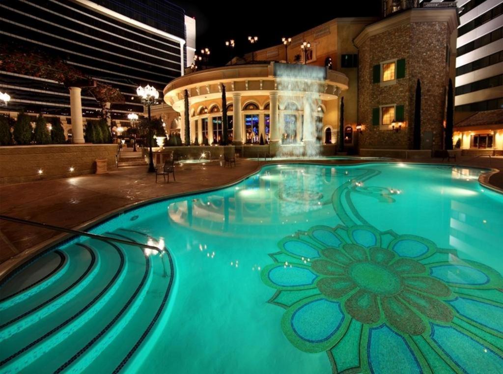 Peppermill Resort Spa Casino内部或周边的泳池