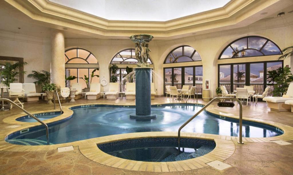 Peppermill Resort Spa Casino内部或周边的泳池