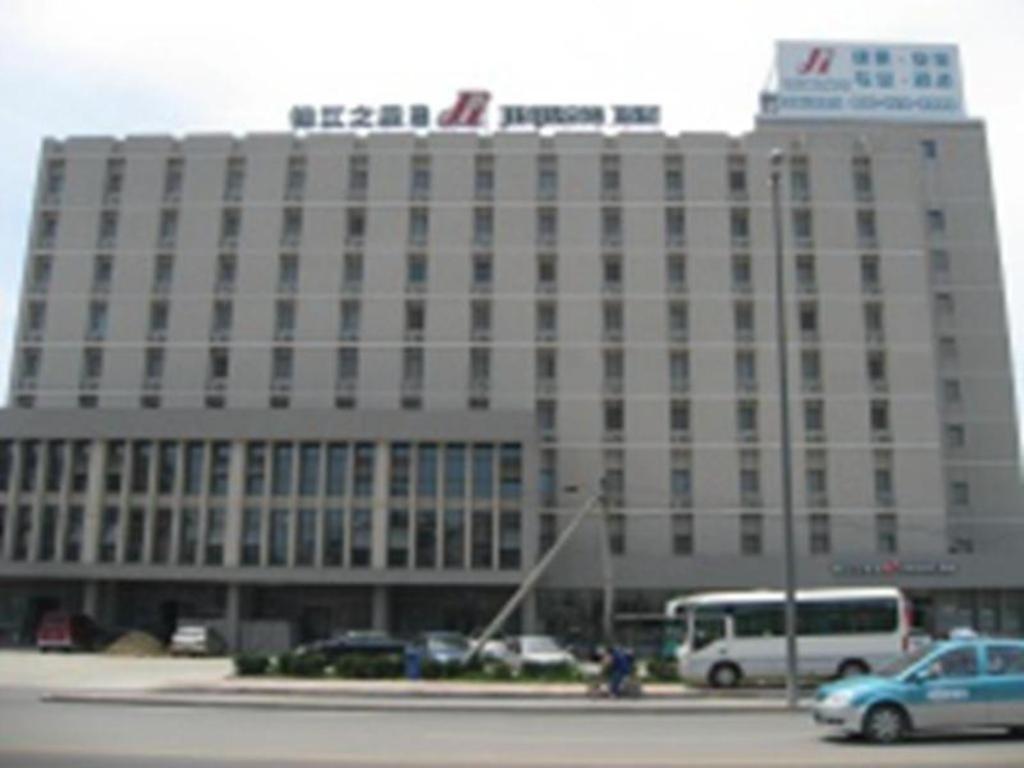 天津Jinjiang Inn Tianjin Hongqiao West Station的一座大建筑,上面有标志