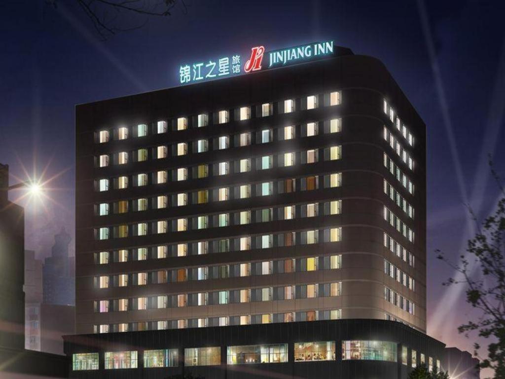 沈阳Jinjiang Inn Shenyang Northeastern University的上面有标志的建筑