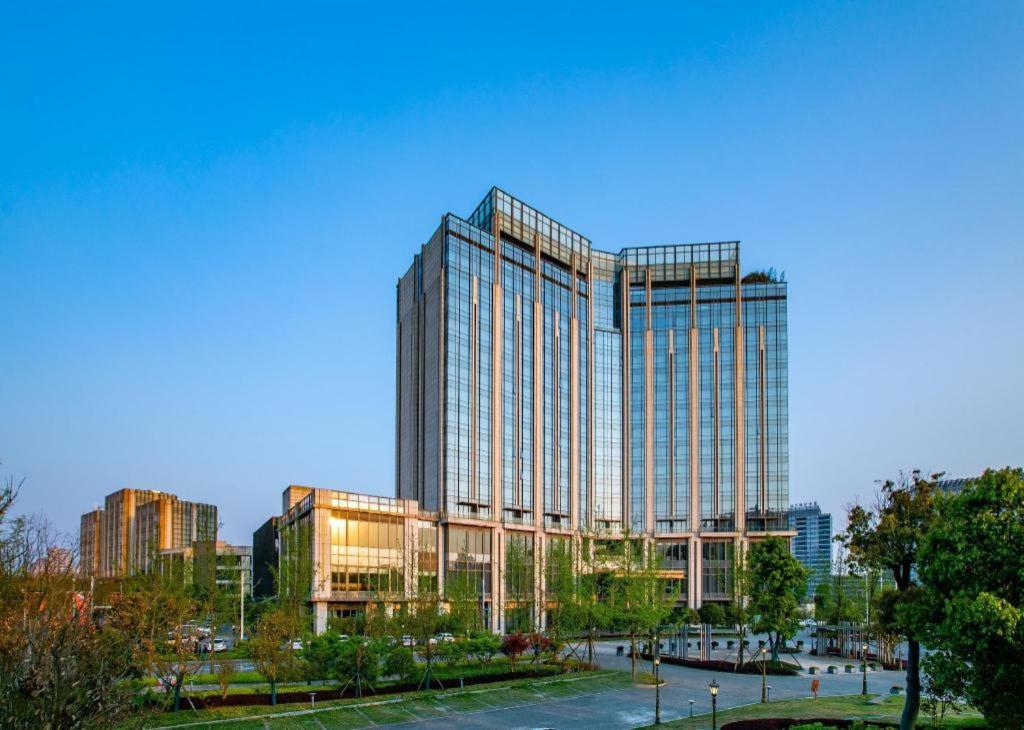 贵阳New World Guiyang Hotel的城市高楼 ⁇ 染