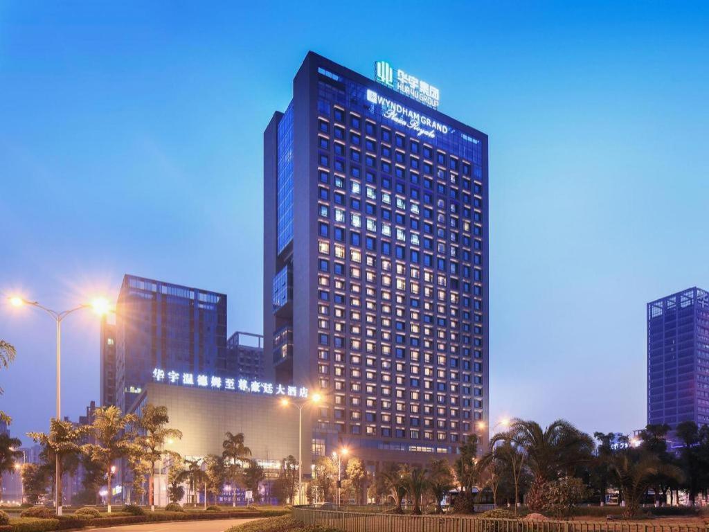 重庆Wyndham Grand Plaza Royale Huayu Chongqing的夜晚在城市的高楼