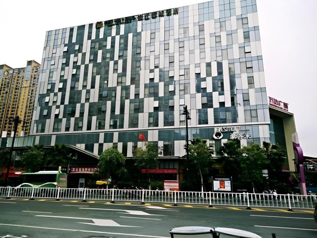 泉州Metropolo Hotel Jinjiang Wudian Wanda Plaza的街道边的大建筑