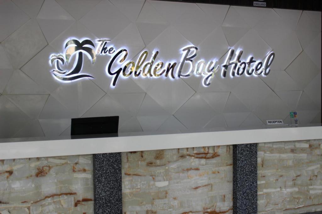 SengkuangThe Golden Bay Hotel Batam的墙上金黄酒旅馆标志