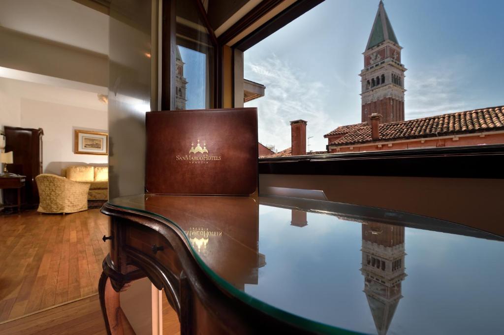 威尼斯圣马可宫酒店的钟楼房里带钢琴的玻璃桌