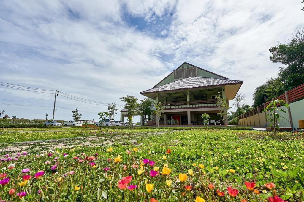 洛坤府Smile Park Hotel的一座建筑前面有花田