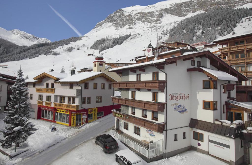 图克斯Haus Hintertux的一座有雪覆盖的山地的酒店