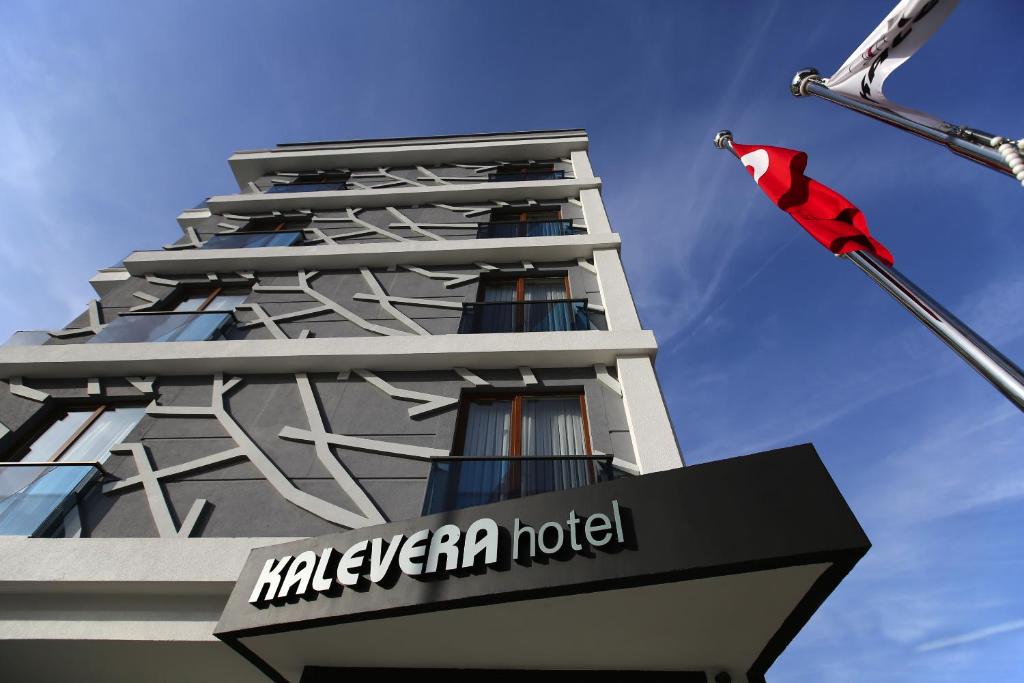 埃迪尔内卡勒维拉酒店的大楼一侧有旗帜的酒店