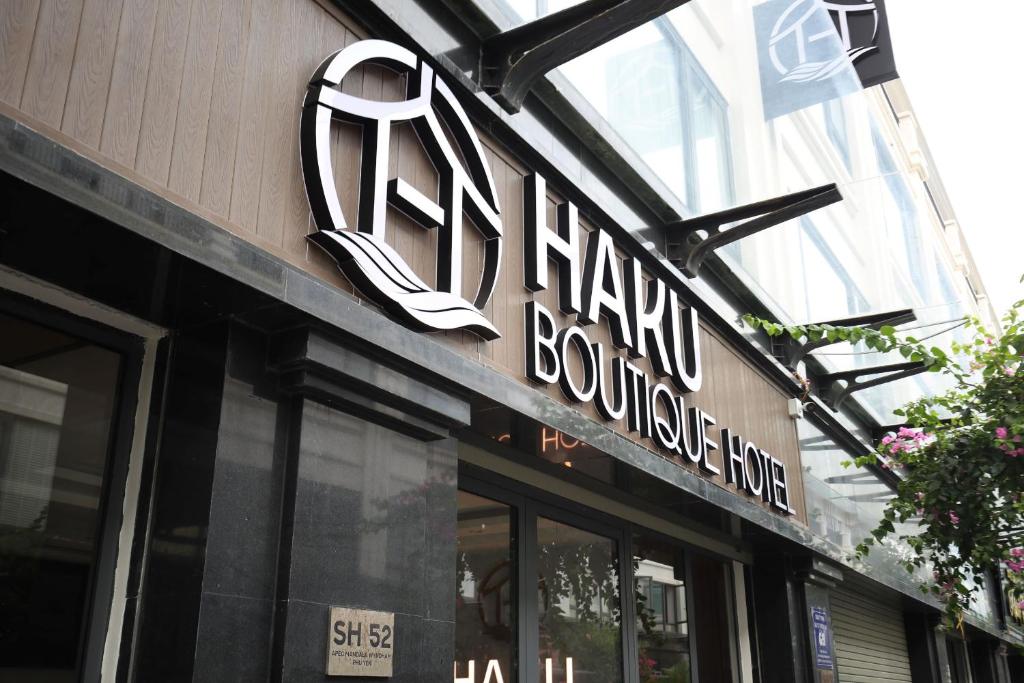 绥和市HAKU Boutique Hotel Tuy Hoà的建筑物前的标志