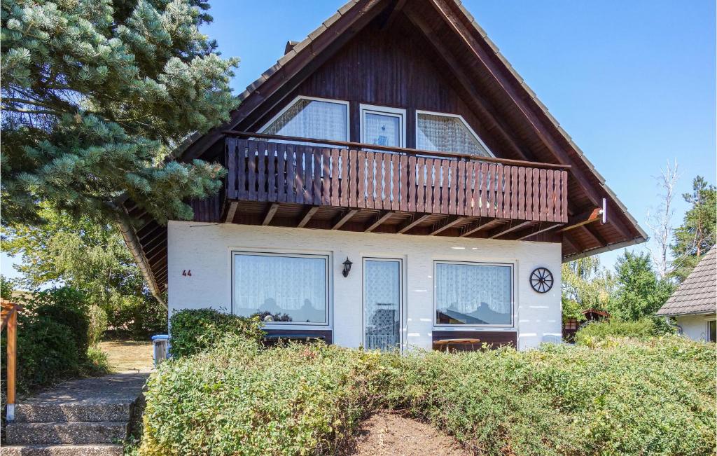 HausenLovely Home In Oberaula-hausen With Wifi的房屋的顶部设有阳台