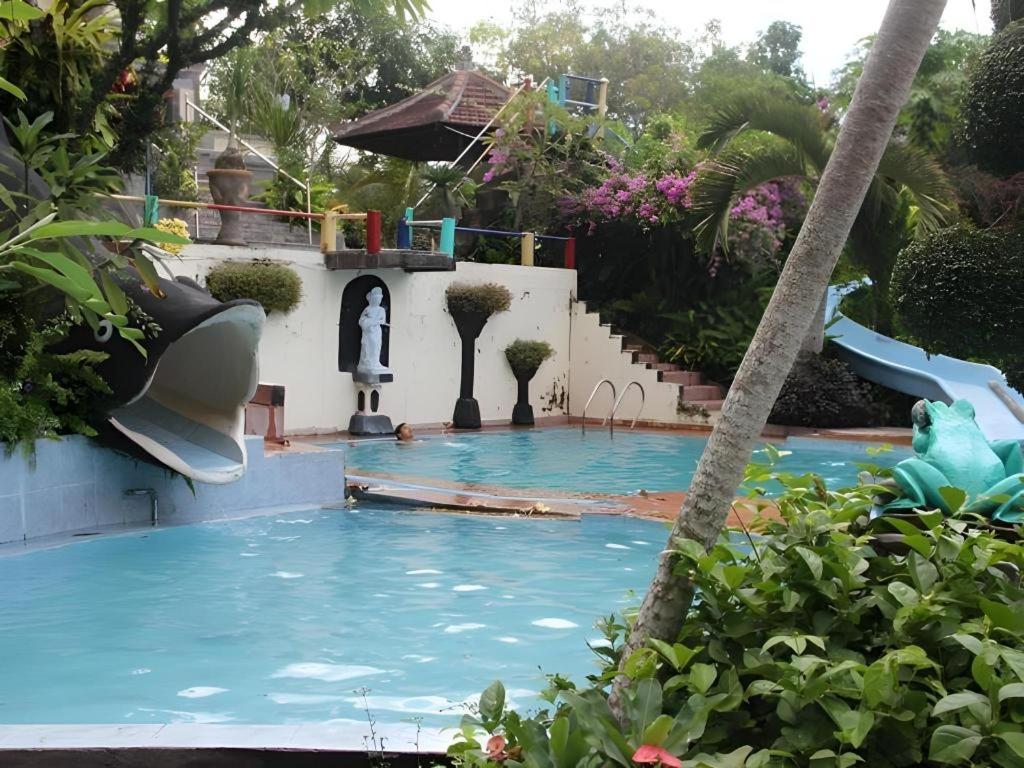 PalasariPuri Eling Blimbingsari Hotel的度假酒店的游泳池