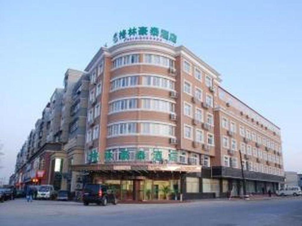 唐山GreenTree Inn Tangshan Yuhua Road的街道拐角处的大建筑