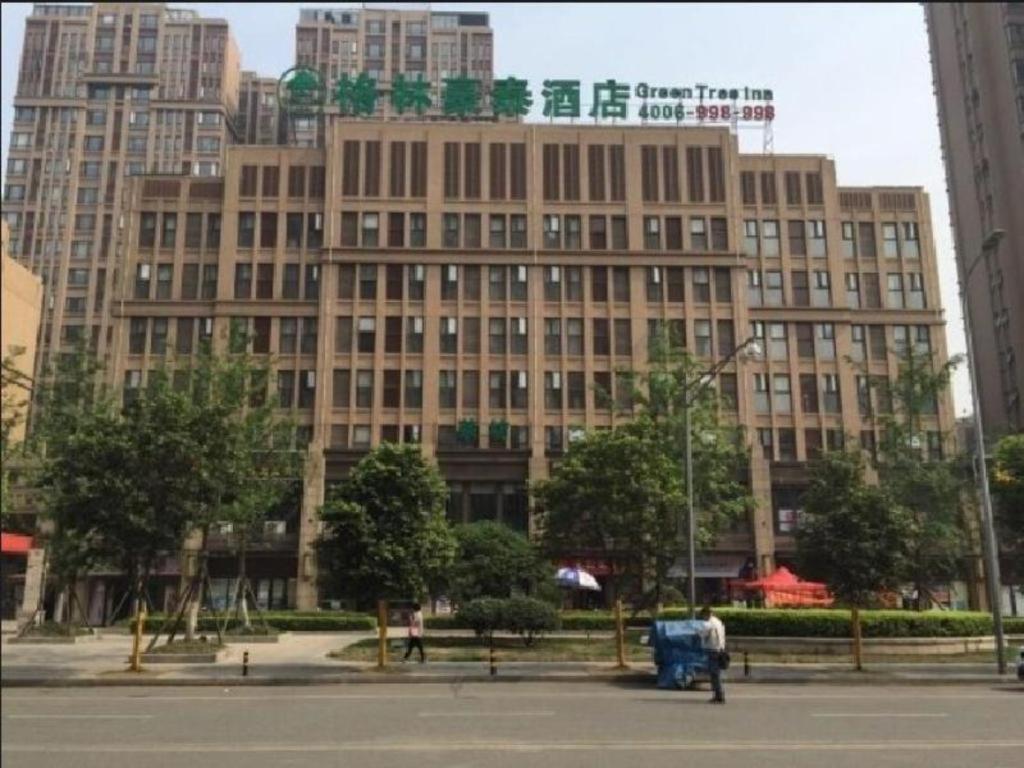 成都GreenTree Inn Chengdu North Railway Station Beichengtianjie Business Hotel的城市中心一座大建筑