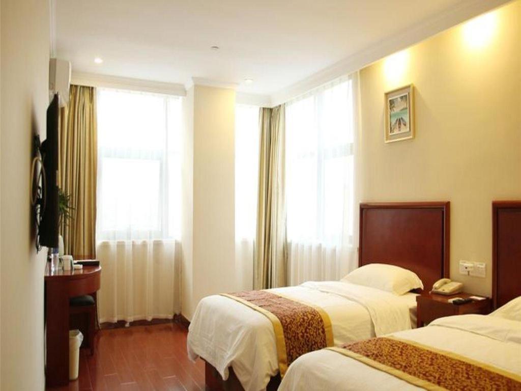 苏州GreenTree Inn Suzhou Shihu Suli Road Express Hotel的酒店客房设有两张床和窗户。