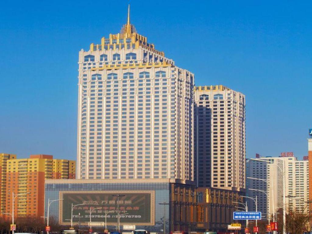 沈阳Shenyang Royal Wan Xin Hotel的一座城市尖顶的大建筑