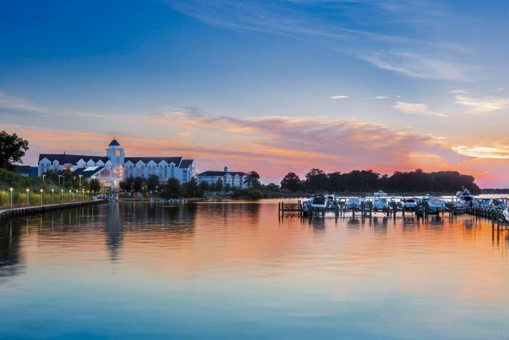 剑桥切萨皮克湾高尔夫度假村凯悦酒店、Spa及码头的享有码头和水中船只的景色