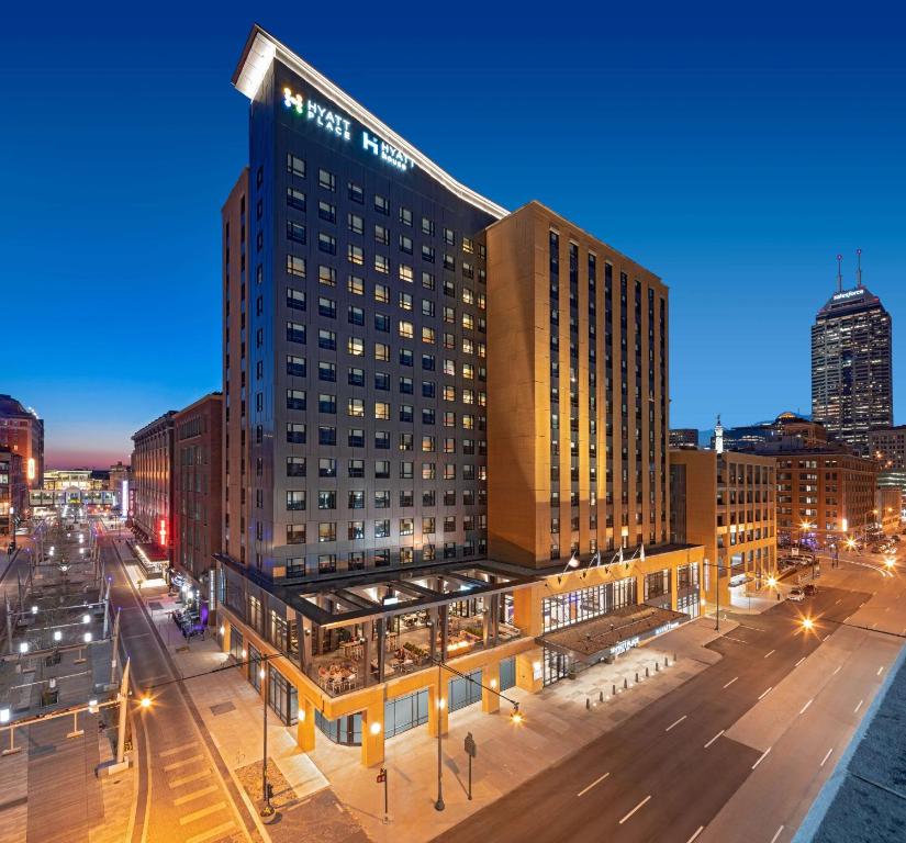 印第安纳波利斯Hyatt Place Indianapolis Downtown的夜幕 ⁇ 染酒店