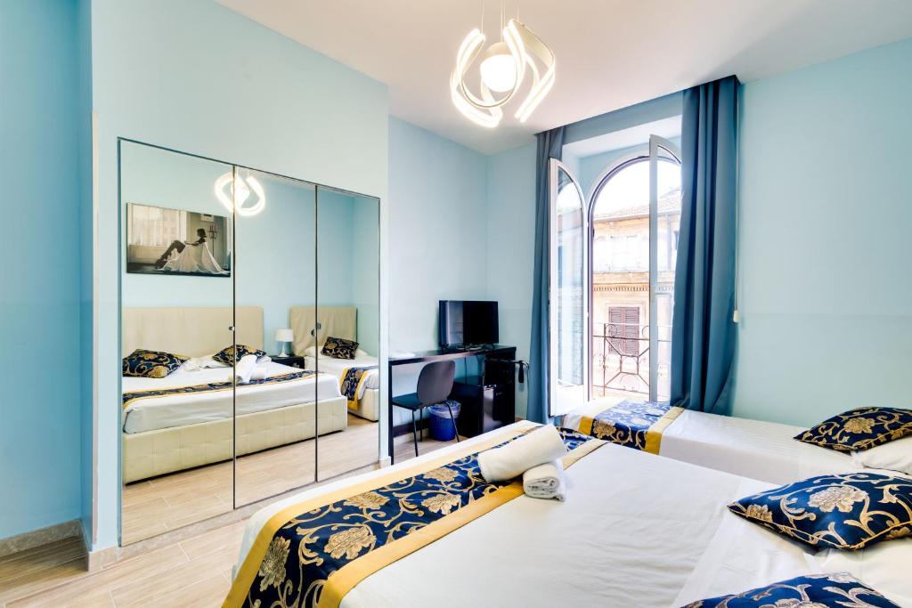 罗马特米诺酒店的一间卧室配有两张床和镜子