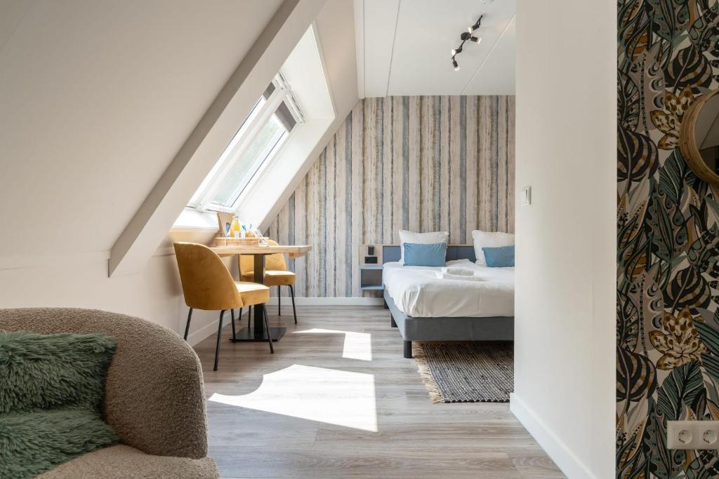 东卡佩勒Hello Zeeland - Appartement Duno Lodge M的卧室配有一张床和一张桌子