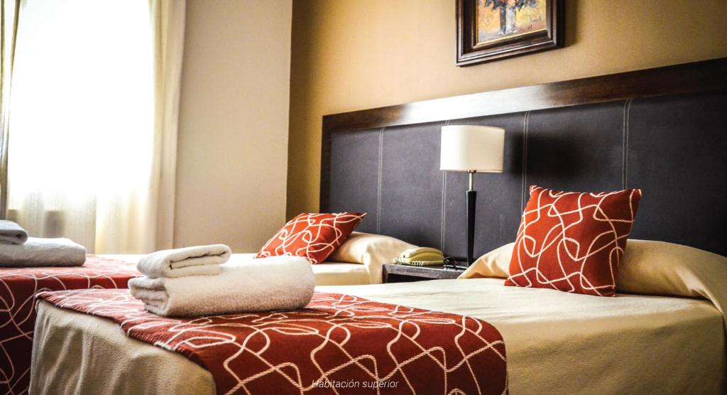 圣米格尔·德·图库玛普利米尔酒店的酒店客房带两张床和一个大床头板