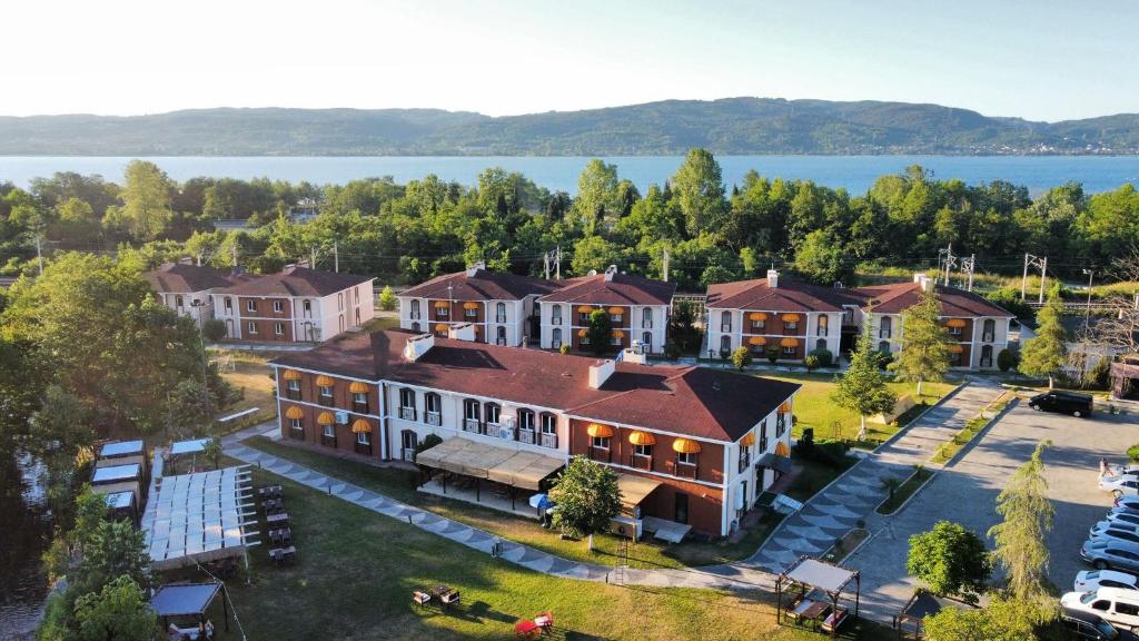 萨卡里亚Sapanca Resort Hotel的享有湖景别墅的空中景致
