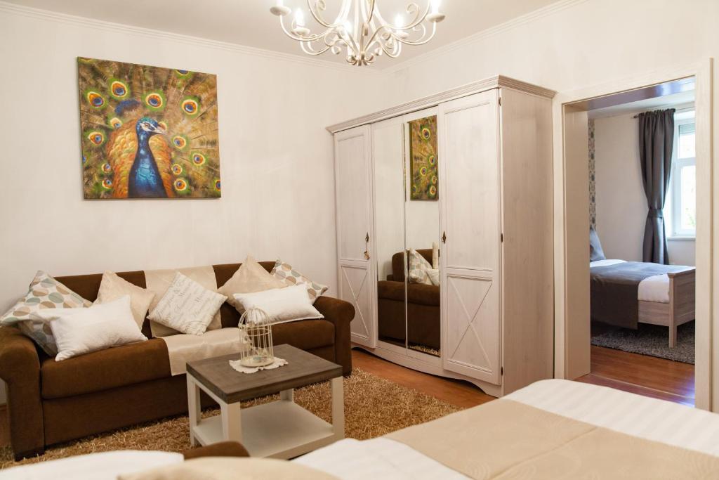 拉什科Apartments Artorius Laško的带沙发的客厅和卧室