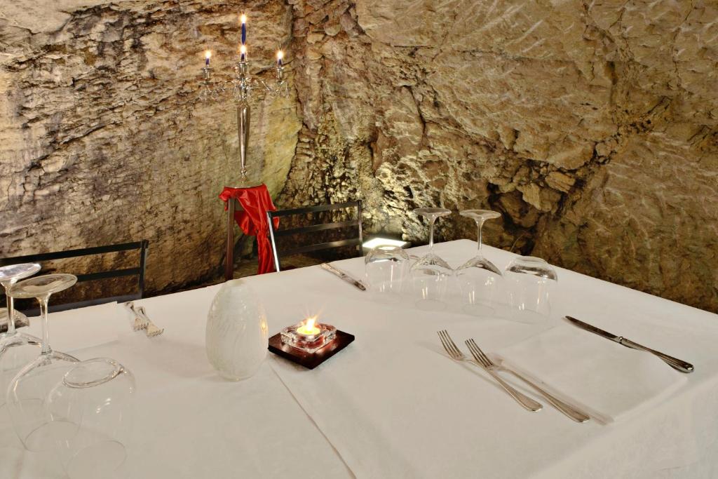 圣马力诺西尔瓦娜酒店的洞穴里的桌子上放着蜡烛的桌子