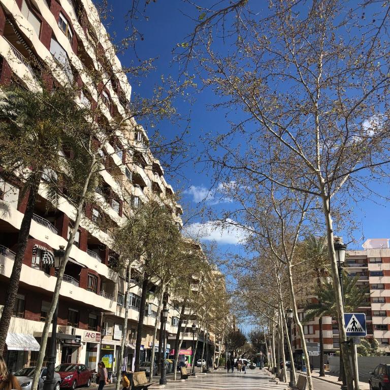 甘迪亚Habitaciones en GANDIA a 5 min del centro histórico的一座高楼城市的街道