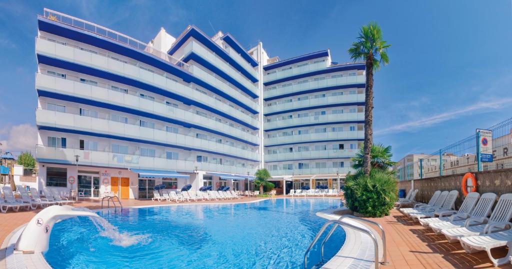 卡里拉马尔布劳酒店的大楼前设有游泳池的酒店
