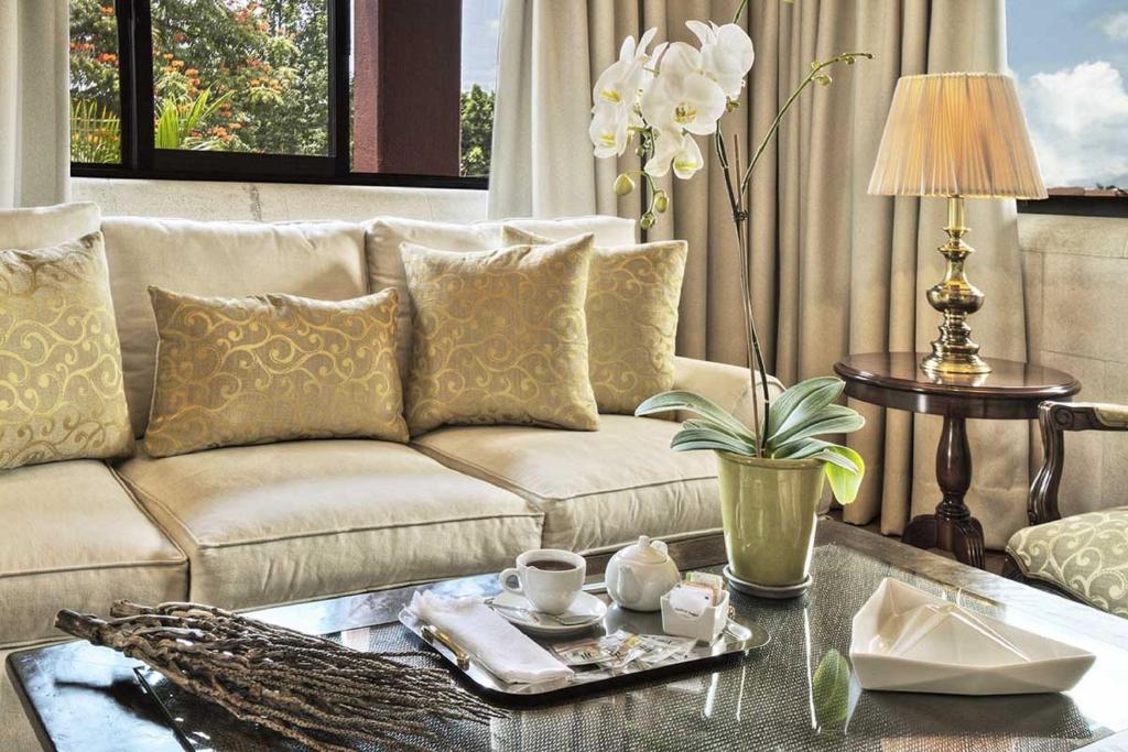 库埃纳瓦卡Quinta Elvira的带沙发和咖啡桌的客厅
