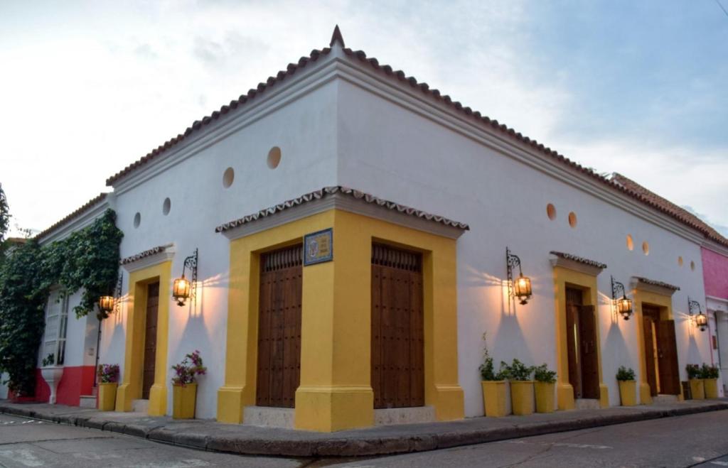 卡塔赫纳Hotel Boutique Callecitas de San Diego的街上的白色建筑,有棕色门