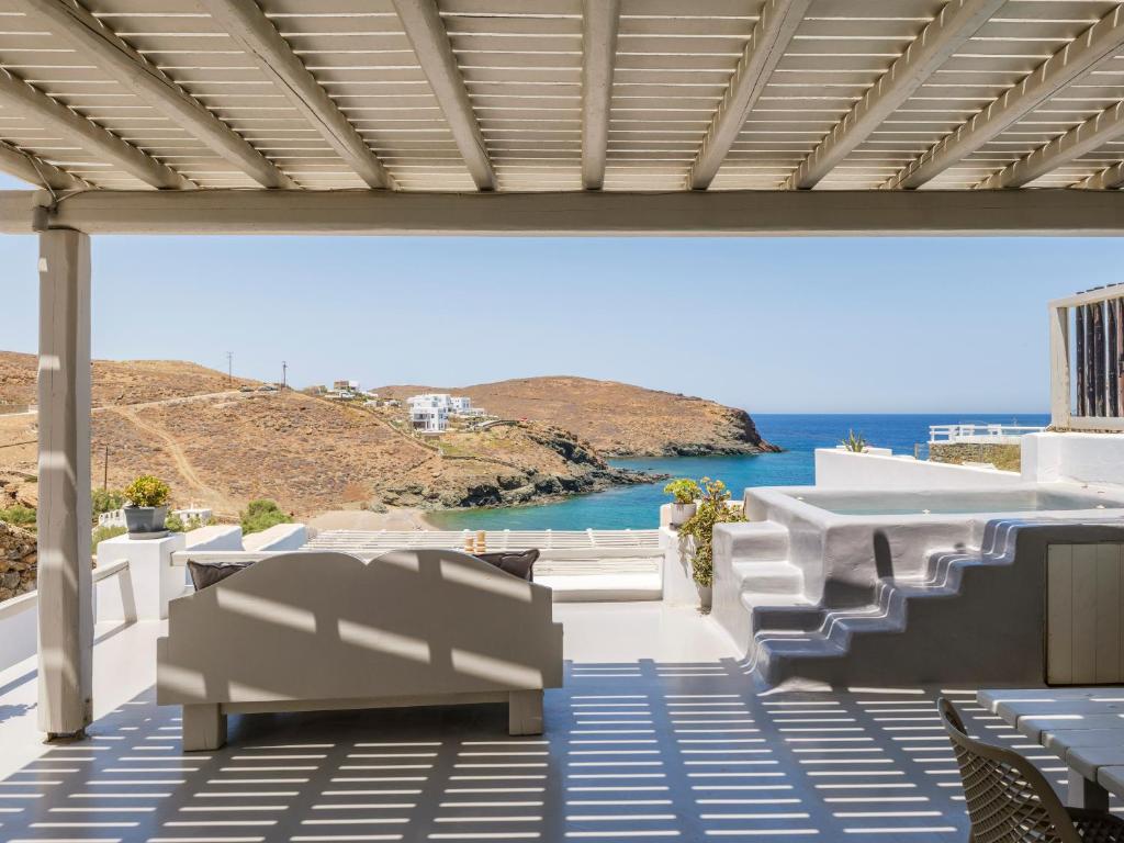 Merchia BeachSea Rock & Sky Private Mykonos Residence的一个带白色椅子的海景庭院