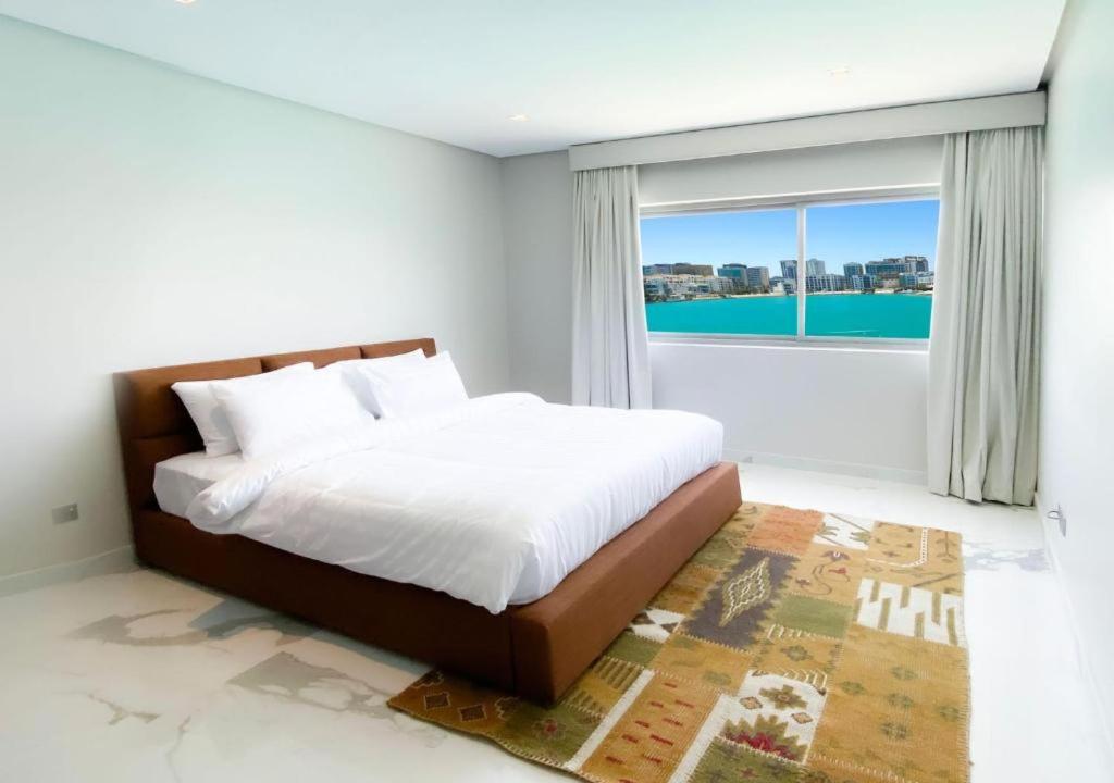 麦纳麦海洋阁楼精品小屋酒店的一间卧室设有一张床和一个大窗户