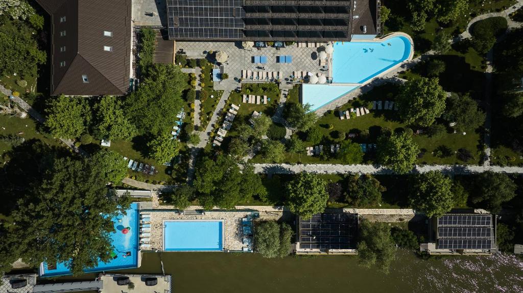 克里尚Lebada Luxury Resort & Spa的享有带游泳池的别墅的顶部景致