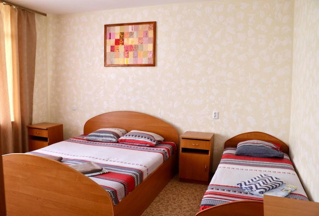 科布列韦Ассоль的小房间设有两张床