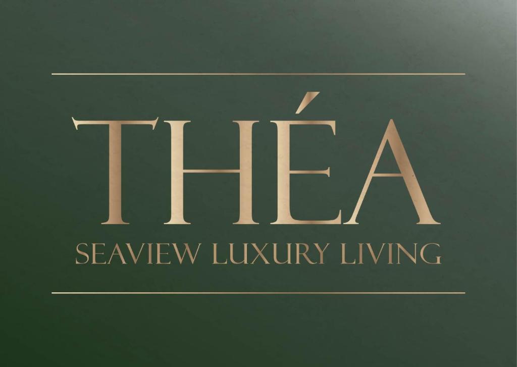 卡拉马塔THEA Seaview Luxury Living的金色中 ⁇ 的绿色标语