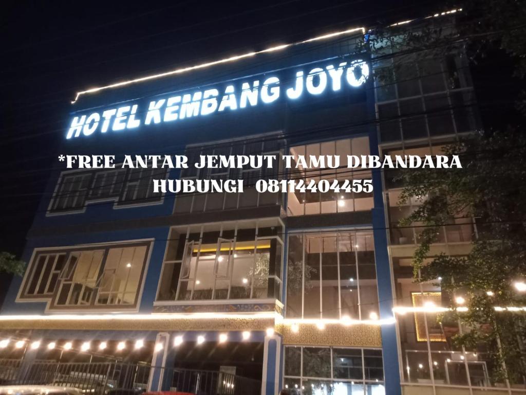 帕卢Hotel Kembang Joyo的建筑的侧面有标志