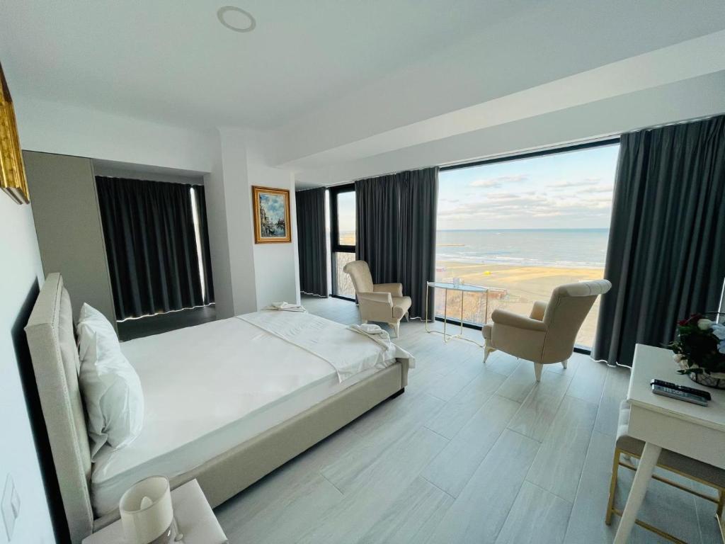 康斯坦察Maritimo Luxury ApartHotel的一间卧室配有一张床,享有海景