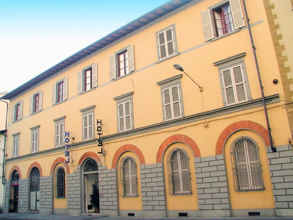 佛罗伦萨里塔梅耶酒店的一座黄色的建筑,有很多窗户