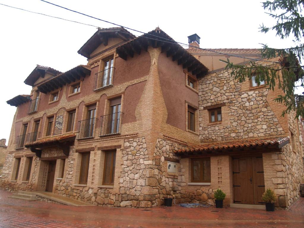 TierzoCasa Rural El Cuartel的前面有一扇门的大砖砌建筑