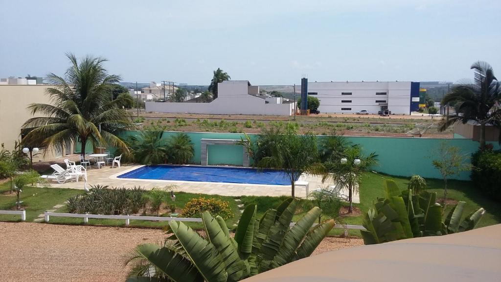 索里苏Hotel Opuka的一座游泳池,位于一座带建筑物的庭院内